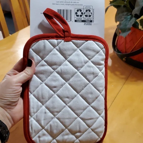 NWOT ❤️ Holiday Host gift!!🖤 Kitchen/Potholder Set 🎁 🍪 Great gift!! 💚🖤🤍❤️ - Picture 2 of 4